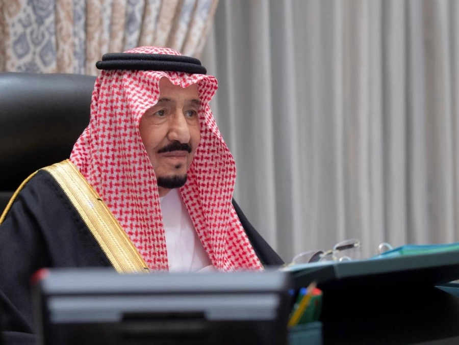 الملك سلمان مترئسا جلسة مجلس الوزراء عبر الاتصال المرئي  (واس)