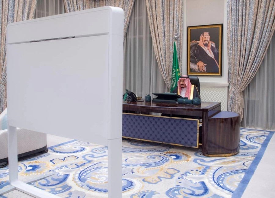 الملك سلمان مترئسا جلسة مجلس الوزراء عبر الاتصال المرئي  (واس) 