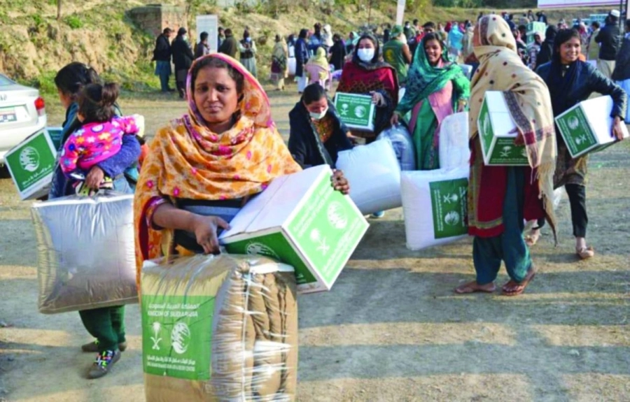 



نساء يحملن سلالا غذائية سعودية في إسلام أباد                                                          (واس)