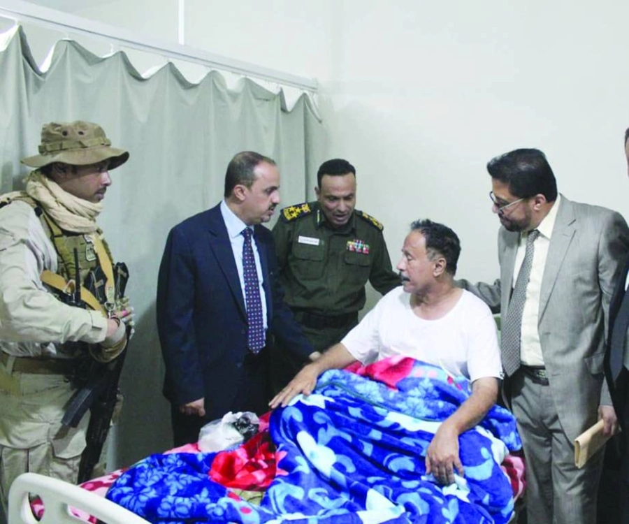 



من زيارة وزير الإعلام اليمني لجرحى حادث المطار                      (مكة)