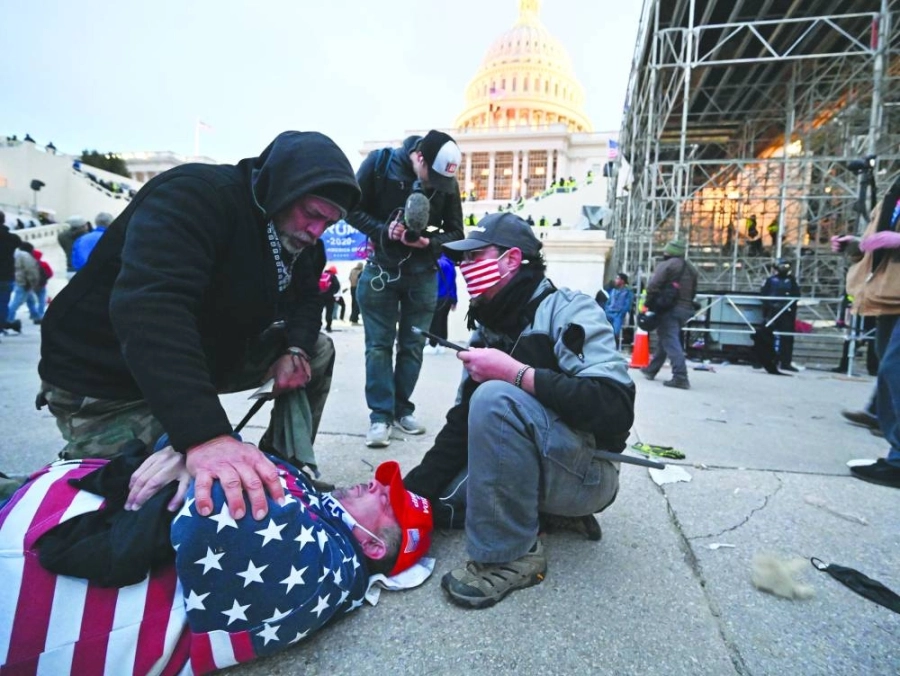 






مشاهد عنف من قبل أنصار ترمب خلال اقتحام مبنى الكونجرس الأمريكي                                                                            (د ب أ)