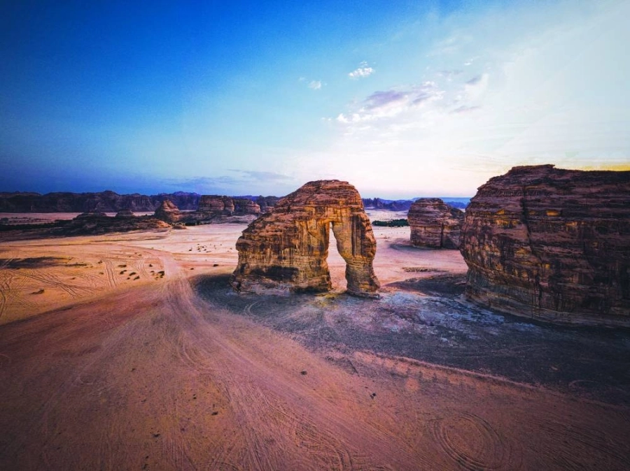 






صخرة الفيل ترتفع عن الأرض 50 مترا                      (مكة)