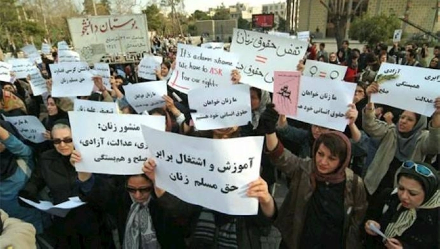 إيرانيون يحتجون على عدم وجود وظائف  (مكة)