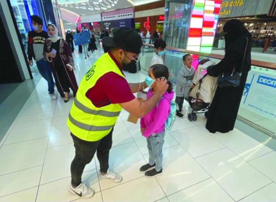 






 توزيع كمامات على مرتادي المراكز التجارية                          (مكة)