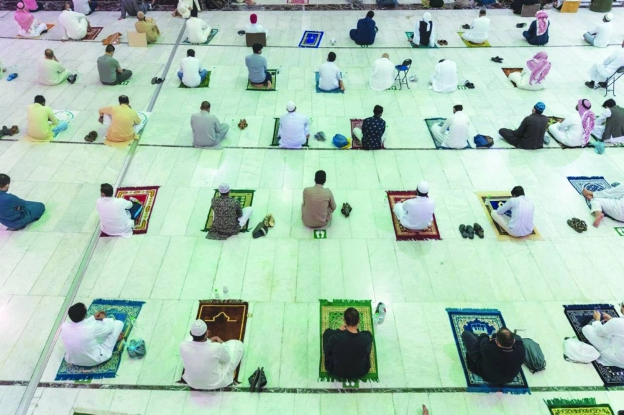 عدد من المصلين خلال إحدى الصلوات بالمسجد الحرام (مكة)