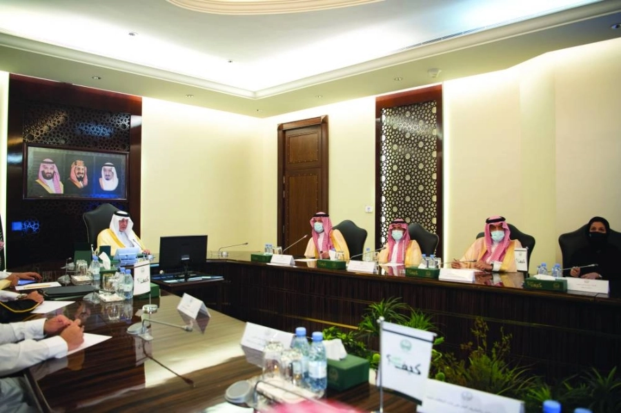 






خالد الفيصل مترئسا الاجتماع                                                                                      (مكة)