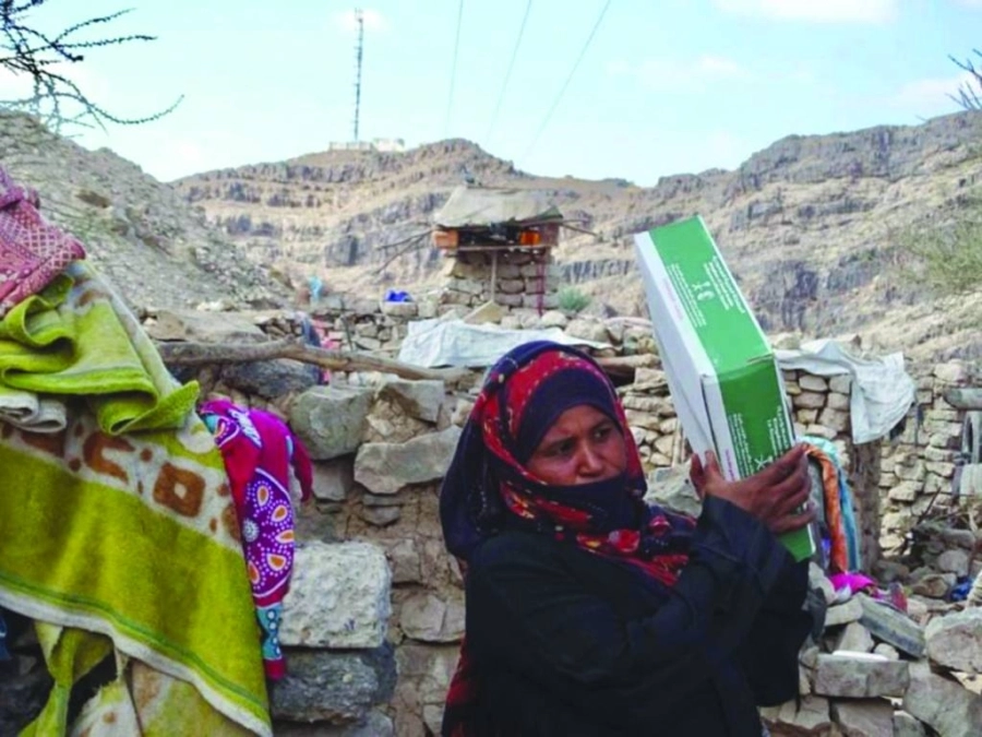 



يمنية تعود إلى أسرتها حاملة كرتون تمر                  (واس)