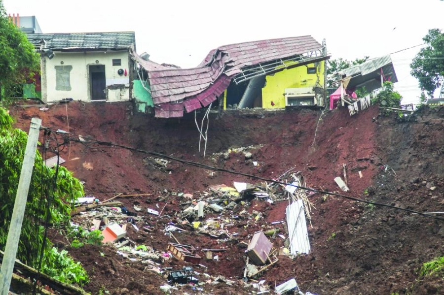 فريق إنقاذ يبحث عن جثث الضحايا أو الناجين الذين دفنوا بسبب الانهيار الأرضي الذي حدث بسبب هطول الأمطار الغزيرة وعدم استقرار التربة في إندونيسيا 
