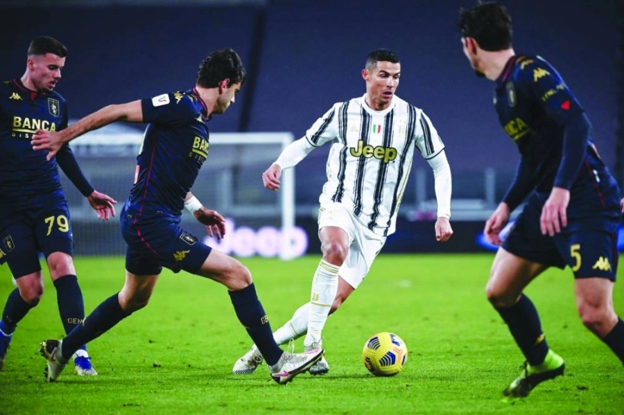 






كريستيانو يحتفظ بالكرة أمام خصومه                                  (مكة)