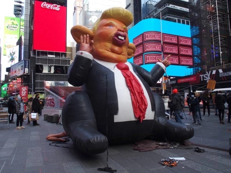 مجسم هوائي لترمب في قلب نيويورك (د ب أ)