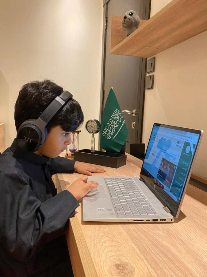 طالب يتابع دورسه عبر المنصة (مكة)