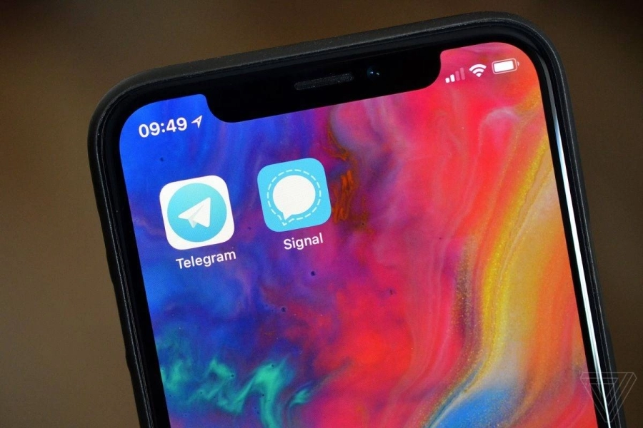 هاتف عليه تطبيقي تليجرام وسيجنال