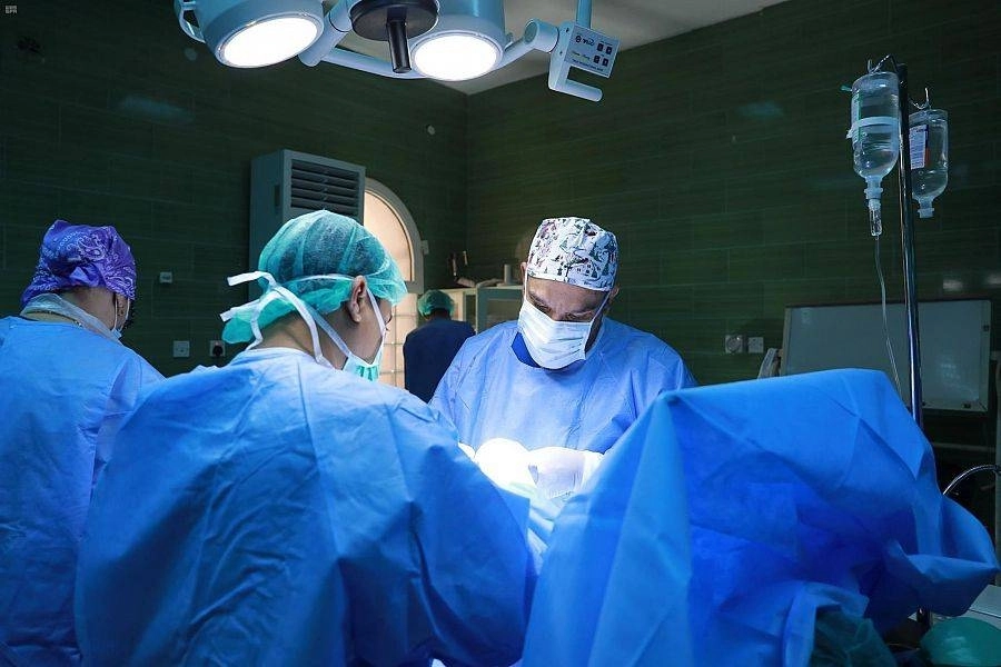 عملية جراحية يجريها أطباء مركز الملك سلمان (مكة)
