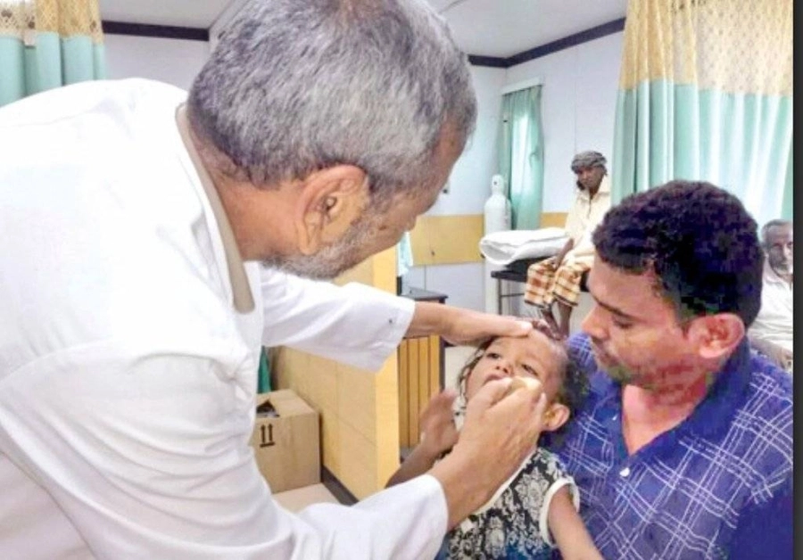 






طبيب يكشف على أحد الأطفال اليمنيين                    (واس)