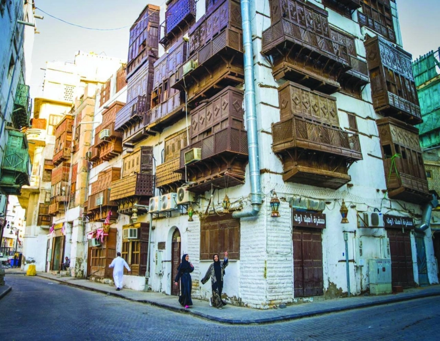 






زوار يتجولون في منطقة البلد بجدة