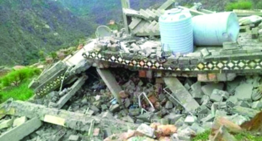 



أحد المنازل التي دمرها الحوثيون بحيمة تعز                                       (مكة)