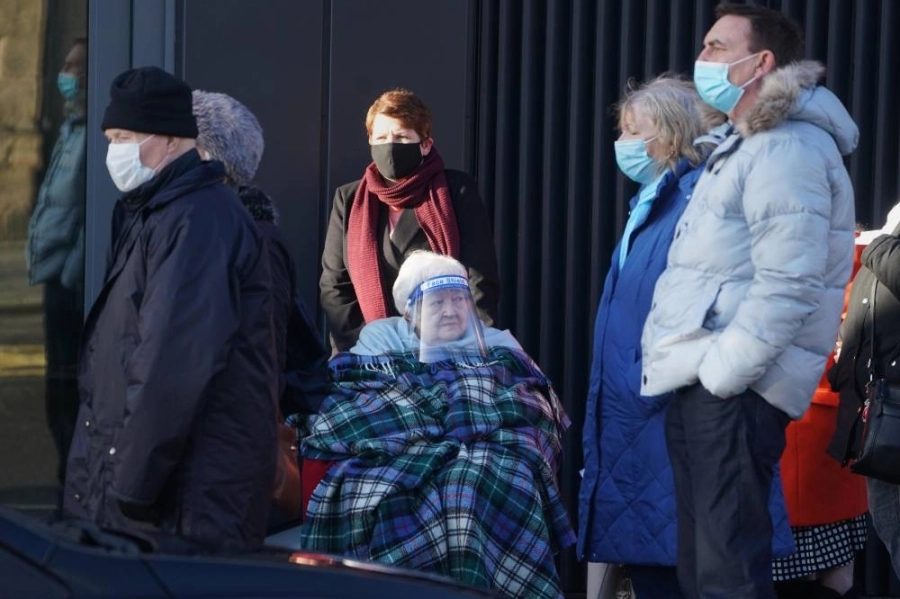 



بريطانيون ينتظرون لتلقي لقاح كورونا            (د ب أ)