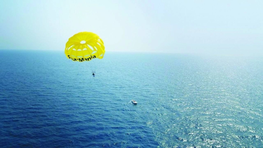 






 إحدى الرياضات البحرية                                             (مكة)