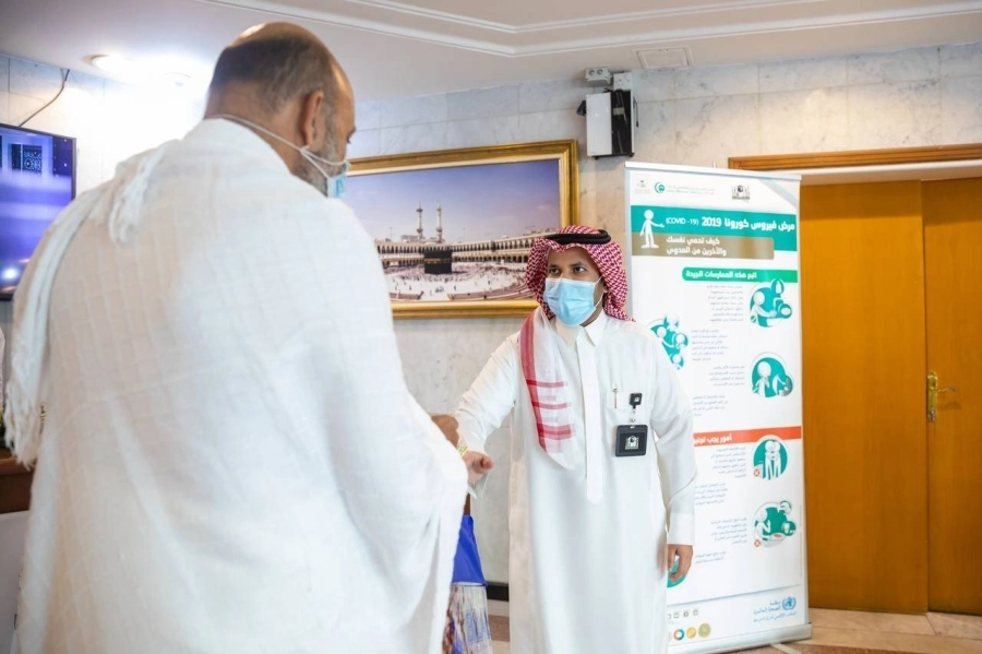 جانب من استقبال المعتمرين وتوزيع الهدايا لهم ( مكة ) 