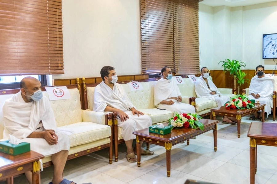 جانب من استقبال المعتمرين وتوزيع الهدايا لهم ( مكة )