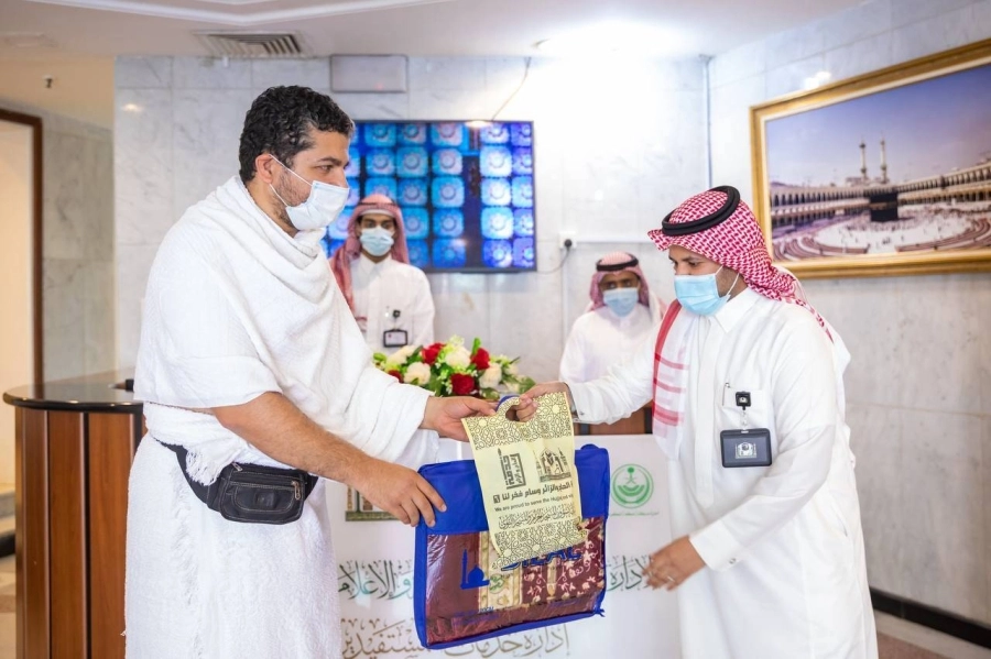 جانب من استقبال المعتمرين وتوزيع الهدايا لهم ( مكة ) 