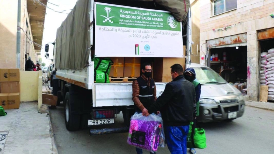 سيارة مركز الملك سلمان توزع الكسوة الشتوية    (واس)