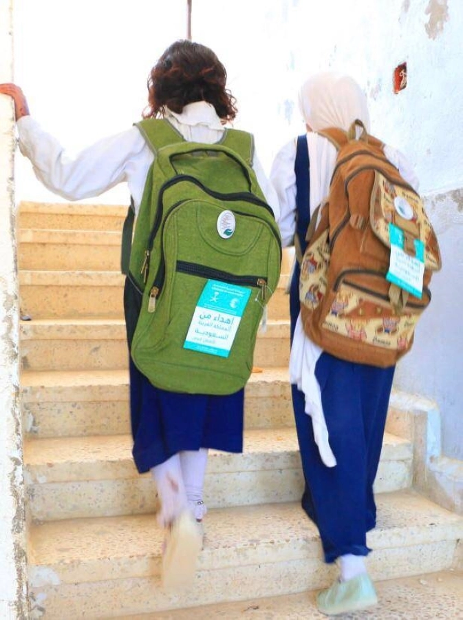 مركز الملك سلمان للإغاثة يوزع 1,099 حقيبة مدرسية في مديرية سيحوت بمحافظة المهرة