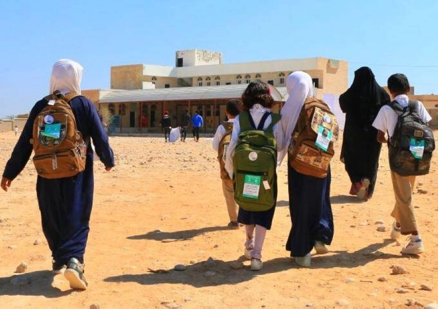 مركز الملك سلمان للإغاثة يوزع 1,099 حقيبة مدرسية في مديرية سيحوت بمحافظة المهرة