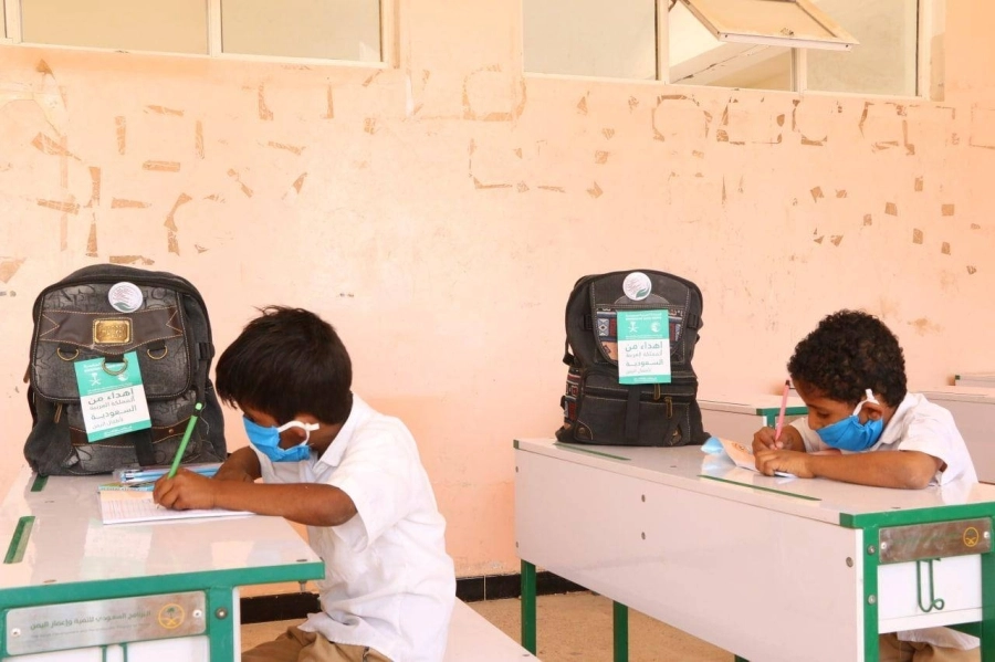 مركز الملك سلمان للإغاثة يوزع 1,099 حقيبة مدرسية في مديرية سيحوت بمحافظة المهرة