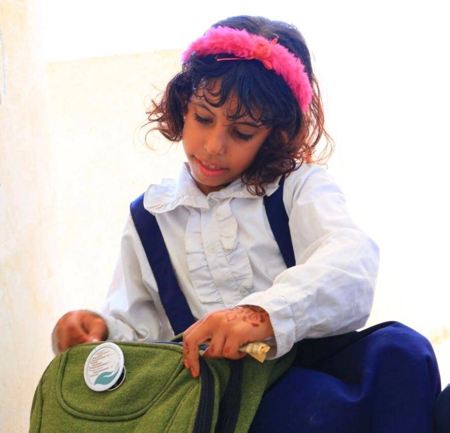 مركز الملك سلمان للإغاثة يوزع 1,099 حقيبة مدرسية في مديرية سيحوت بمحافظة المهرة