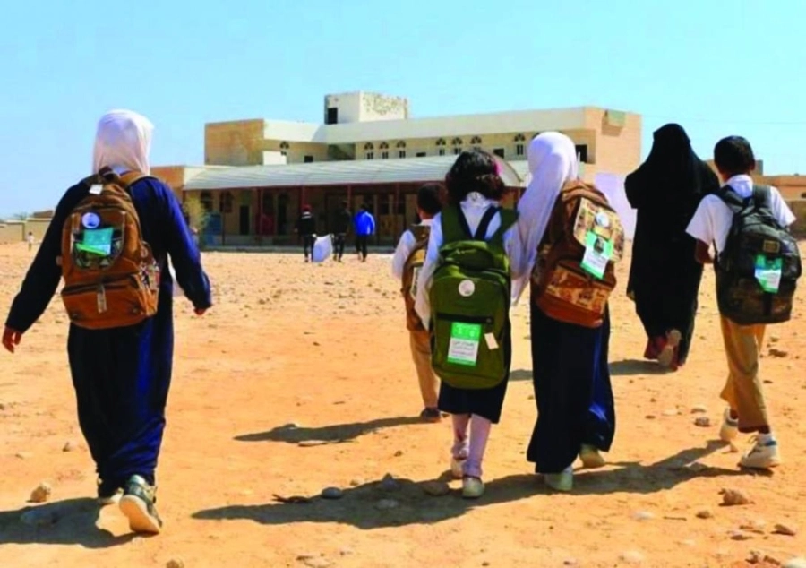 






طلاب يحملون حقائب                                       (واس)