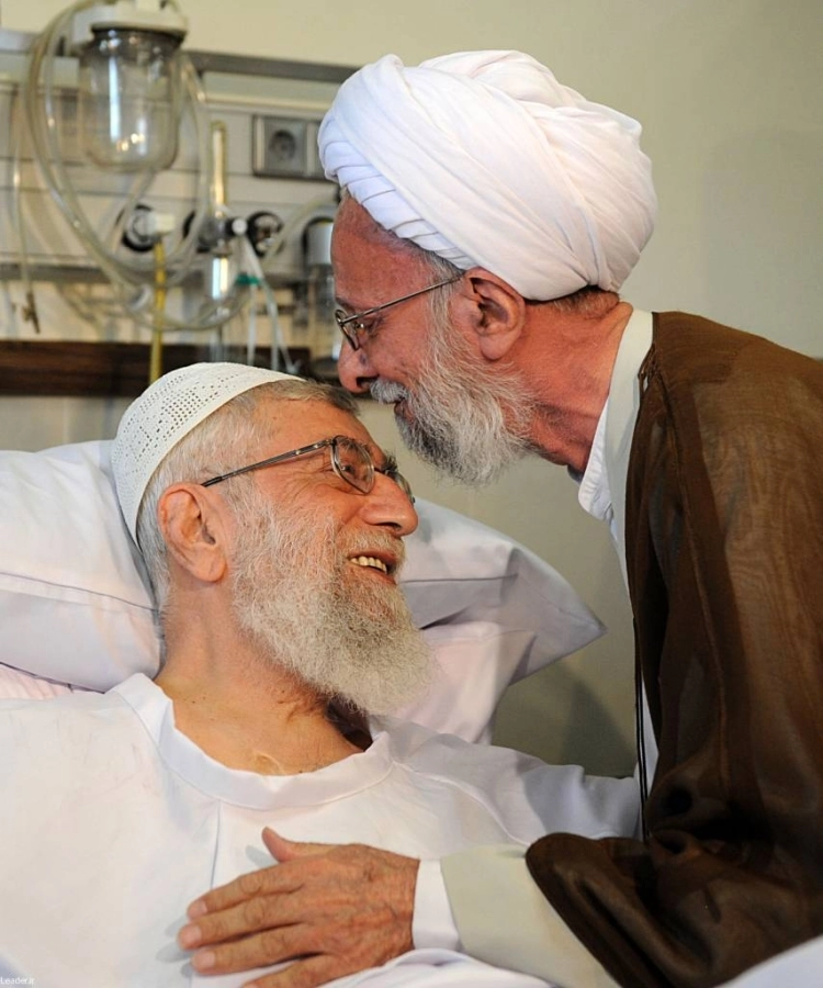 يزدي يقبل رأس خامنئي                                                                       (مكة)