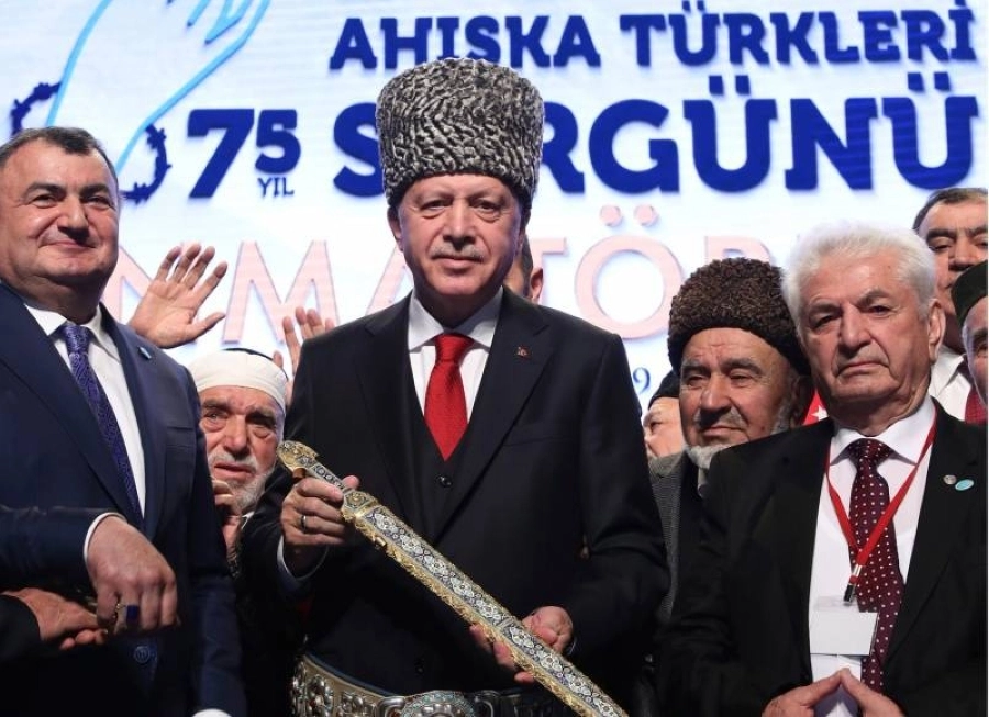 






إردوغان يعيش في رداء السلطان العثماني