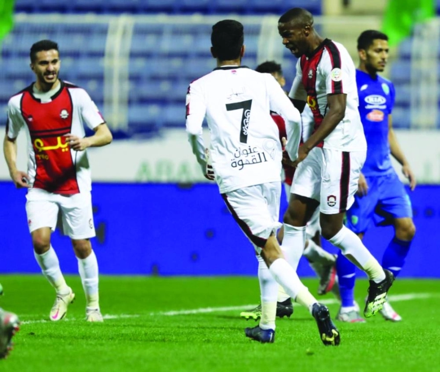 






الكاميروني أرنود جوم خلال احتفاله بالهدف                              (مكة)