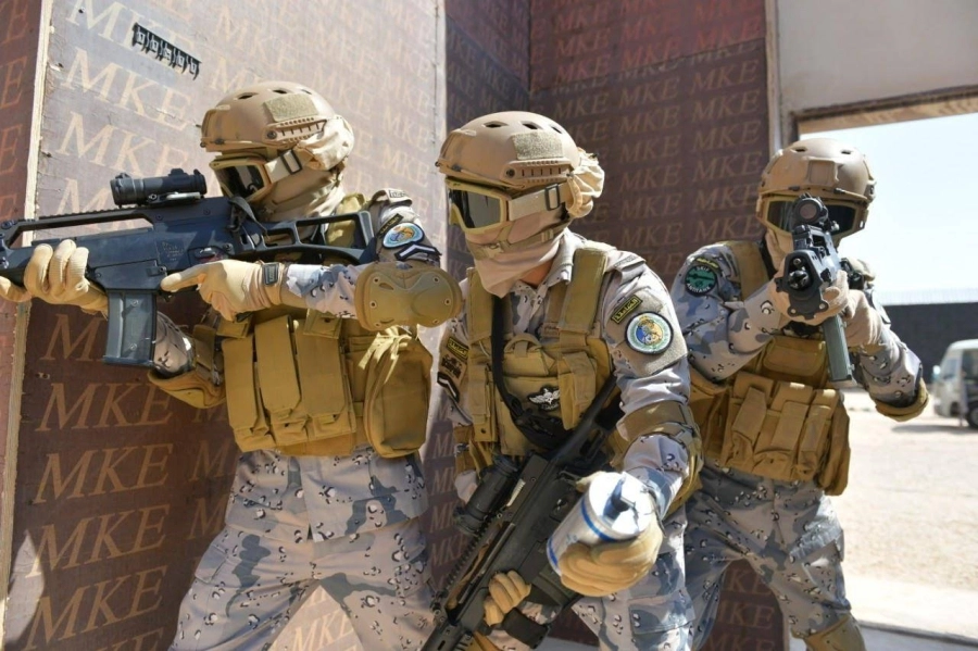 رجال حرس الحدود متأهبون بعزيمة ومهنية داخل أحد الميادين ناذرين أرواحهم في سبيل الدفاع عن حدود البلاد ومقدساتها بكل شجاعة وبسالة.
