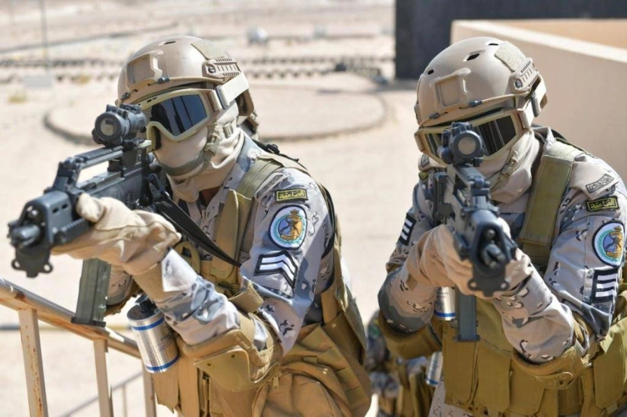 رجال حرس الحدود متأهبون بعزيمة ومهنية داخل أحد الميادين ناذرين أرواحهم في سبيل الدفاع عن حدود البلاد ومقدساتها بكل شجاعة وبسالة.
