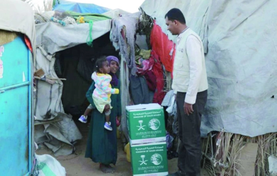 متطوع يسلم سلة غذائية لإحدى الأسر اليمنية (واس)