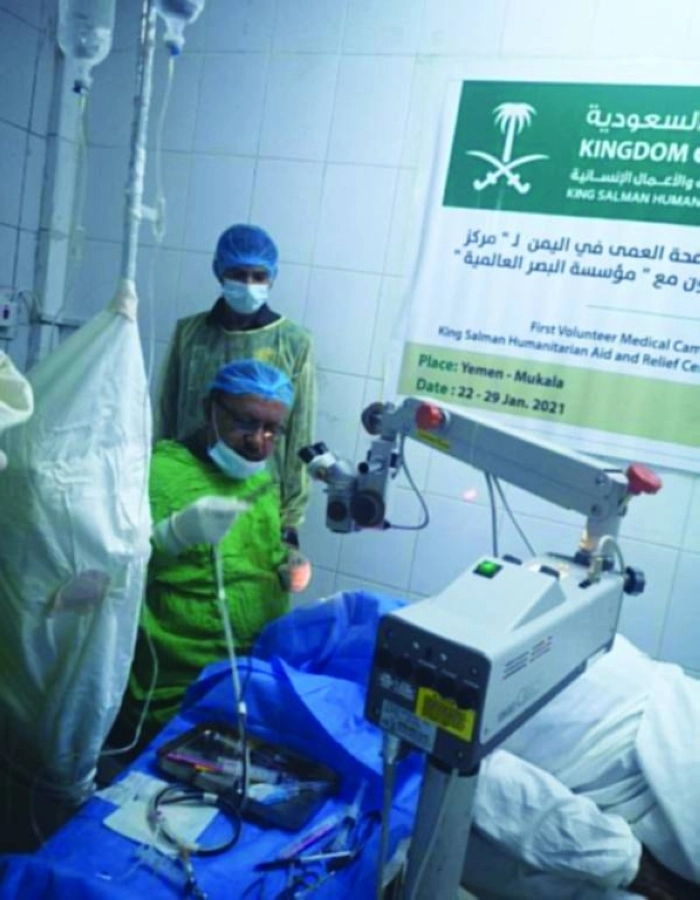 



طبيبان يجريان جراحة خلال الحملة     (واس)