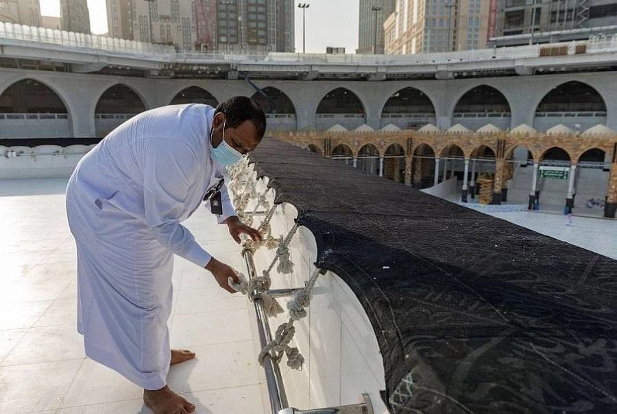 شؤون الحرمين تباشر أعمال تنظيف وتعقيم سطح الكعبة المشرفة (واس)