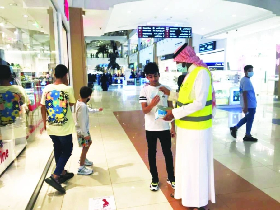 توزيع الكمامات على مرتادي المراكز التجارية                                                                     (مكة)