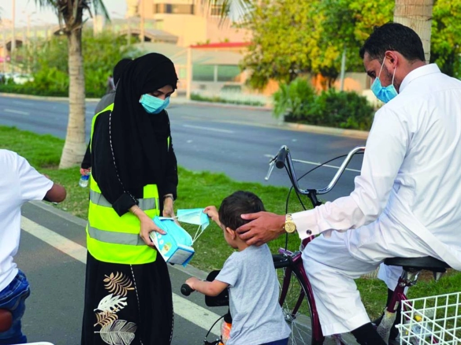 توزيع الكمامات على مرتادي المراكز التجارية                                                                     (مكة)