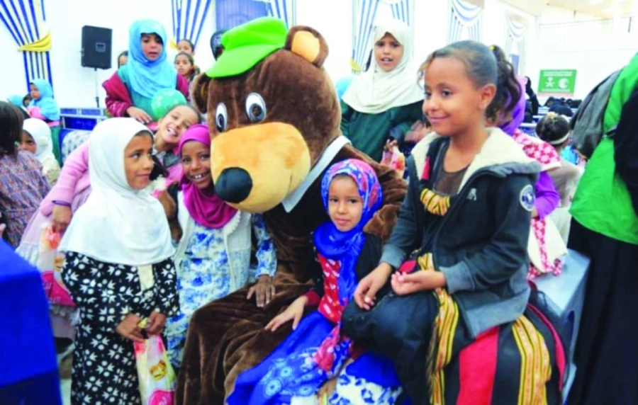 ابتسامة عريضة على وجوه أطفال أيتام جمعهم مركز الملك سلمان (واس)