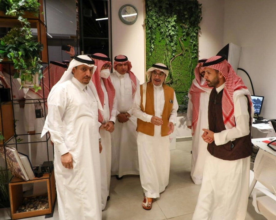 محمد يوسف ناغي خلال لقاءه في غرفة مكة 