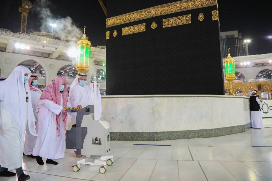 من أعمال تعقيم صحن المطاف (مكة)