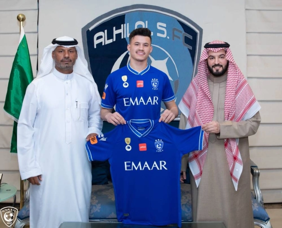 وبعد توقيعه لنادي الهلال أمس    (مكة)