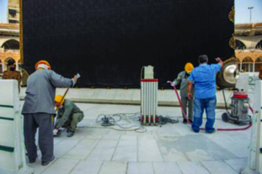 






عمال خلال تركيب الرخام                                                                                                (مكة)