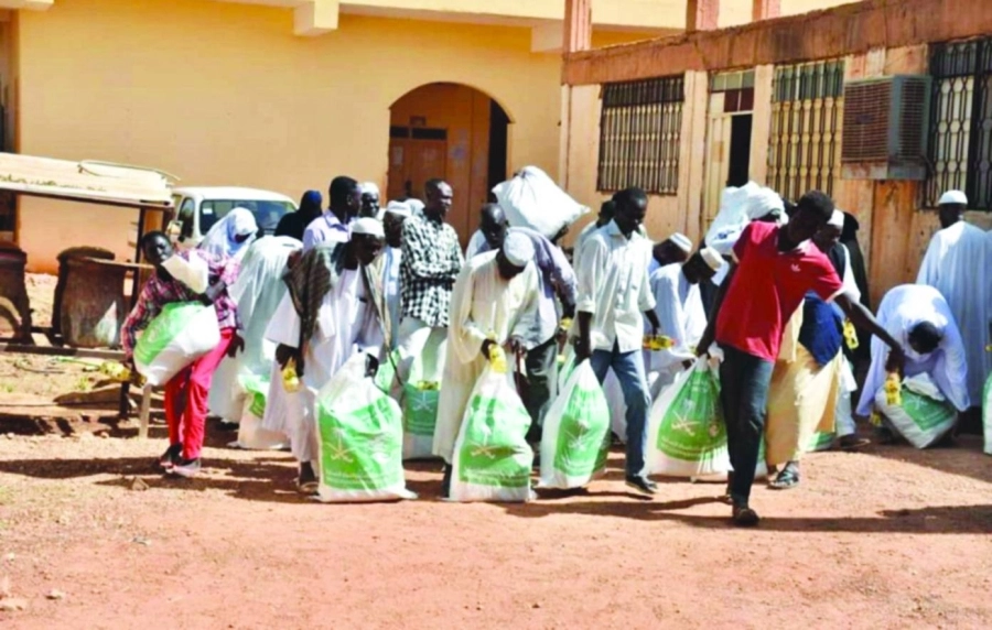 






شباب يتسلمون سلالهم الغذائية