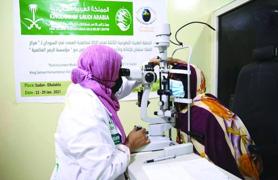 طبيبة تجري الكشف على إحدى المرضى    (واس)