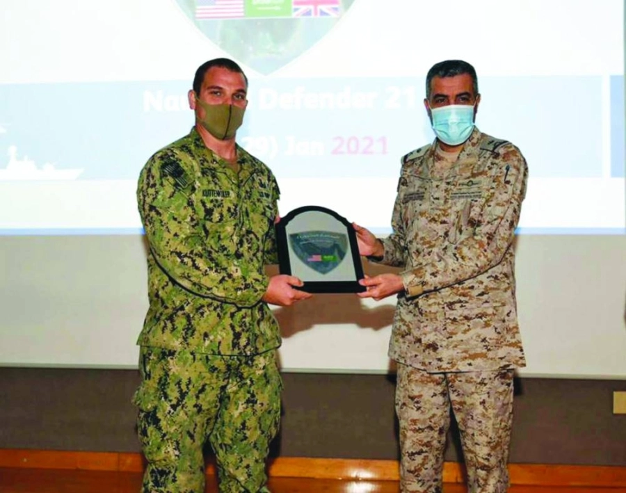 تبادل الهدايا في ختام التمرين               (مكة)