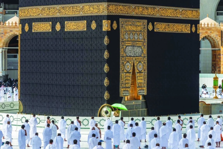 معتمرون خلال أداء الصلاة بالمسجد الحرام (مكة)